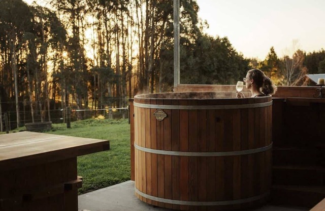 The Shed Retreat | Rural Getaway | Cedar Hot Tub