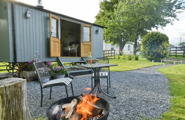 THE SHEPHERD'S HUT, romantic, country holiday cottage in St Clears