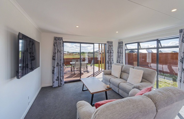 The Shepherds Retreat - Modern Comfort in a Sunlit Haven in Richmond