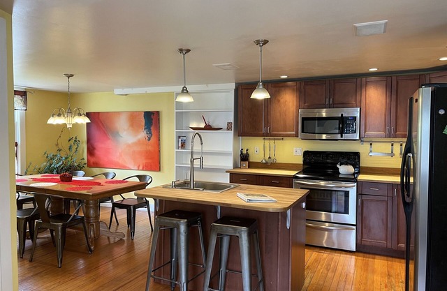 The Shire - Charming home, 5 minutes to Dreams Park, walk to park, brewery, deli