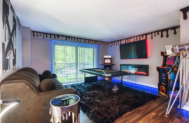 The Showtime Pad - Game Room - Pool Table - Fireplace!