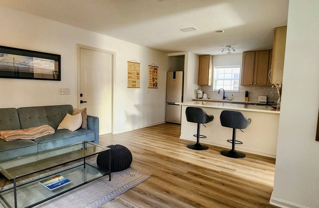 The Sidney Suite - Central Island light, bright 1 BD with Cal King