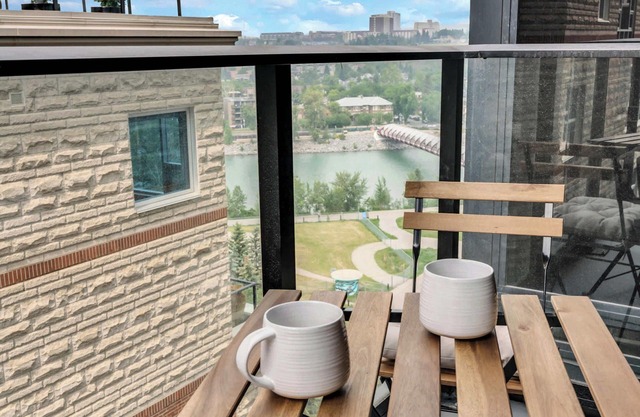 The Silverwood Corner DT | Steps to Riverwalk