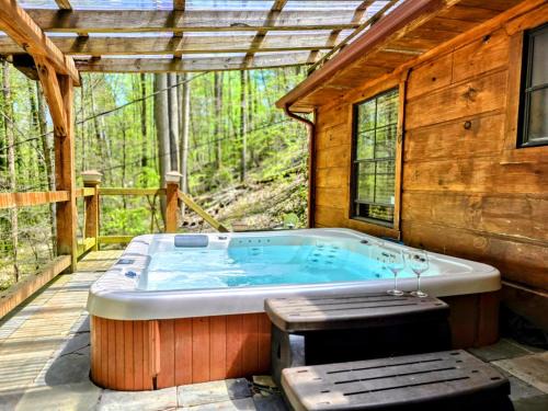 The Skinners Cabin Hot Tub Fireplace Grill