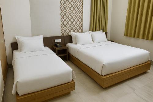 The Sky Comfort Hotel Shreenath - 10 Meters from Shreenathji Temple