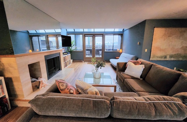 The Skyline Suite l S. Granville w patio & parking
