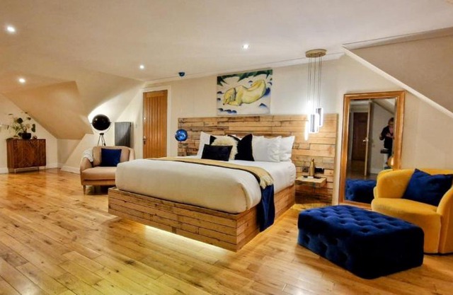 The Sleeping Dog Room at The Grumpy Schnauzer BnB Huge Room, Luxe Suite, Private Hot Tub, Breakfast, Gym, Games Room, Farm Stay, Amazing