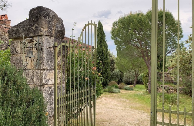 The small sheepfold of Mas du Prieur, exceptional setting, swimming pool, nature