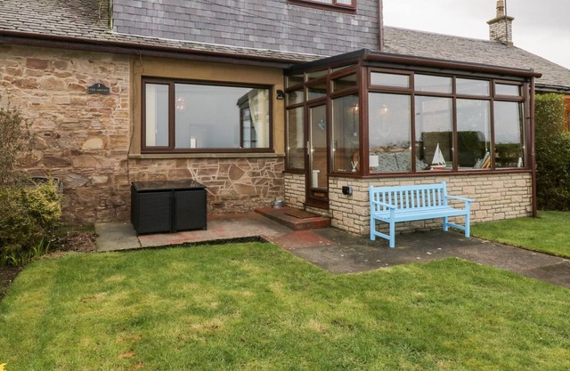 THE SMITHY SEASIDE COTTAGE, pet friendly, with a garden in Maidens
