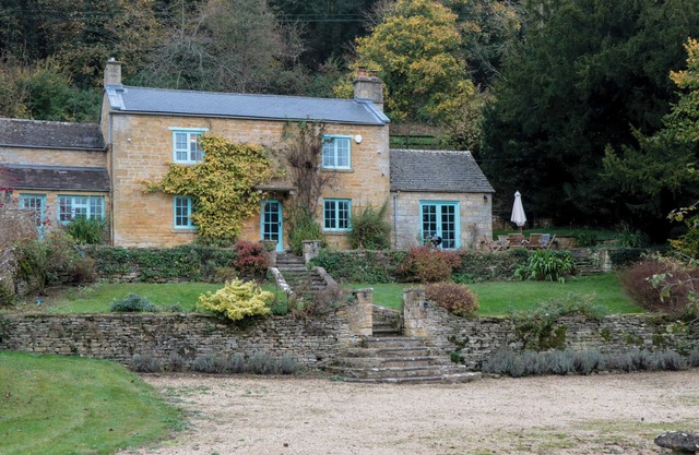 THE SNICKET, pet friendly, character holiday cottage in Northleach