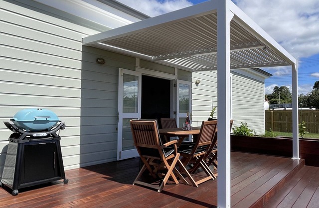 The Snug cottage: modern comfort, heritage charm, Greytown