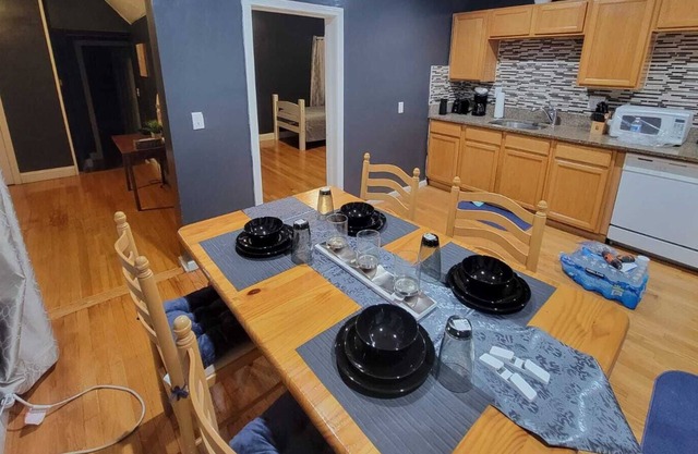 ***THE SNUGNESS RETREAT VILLA*** Family-sized apartment with patio and Gazebo..!