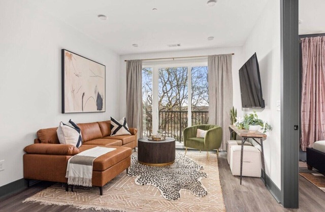 The Sobro Suite - 6 Beds + 6 blocks to Broadway!