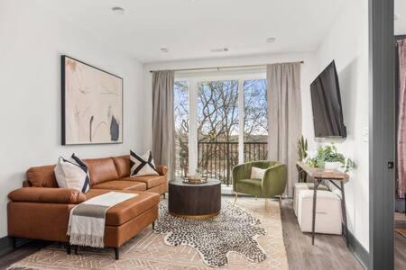 The Sobro Suite - 6 Beds & 6 blocks to Broadway