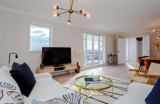 The Sparkford Gardens - Lovely 2BDR with Balcony