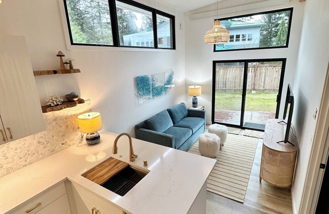 The Sprout - gas fire-pit, grilling staton, hot tub, close to shops & hiking