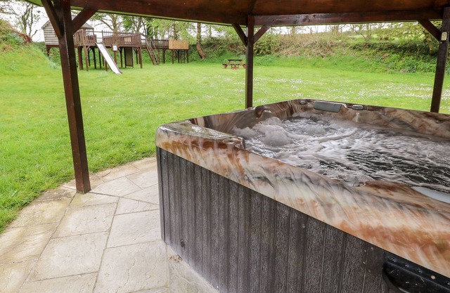 THE STABLE BARN, pet friendly, with hot tub in Brynhoffnant
