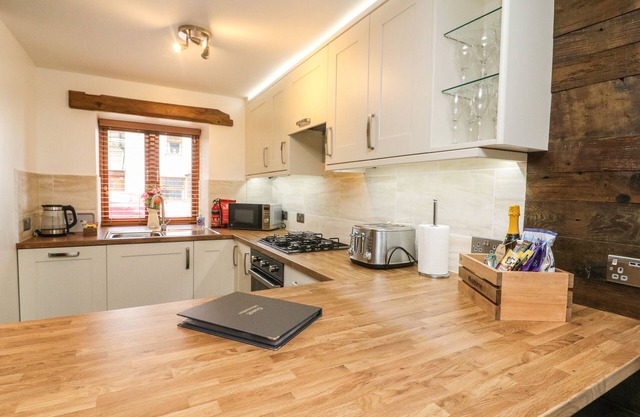 THE STABLES, family friendly, character holiday cottage in Endmoor