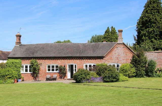 THE STABLES, family friendly, character holiday cottage in Shrewsbury