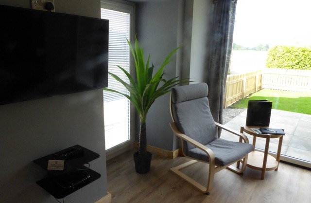 The Stables Lower Cottage 6 (Auchendennan) - sleeps 2 guests in 1 bedroom