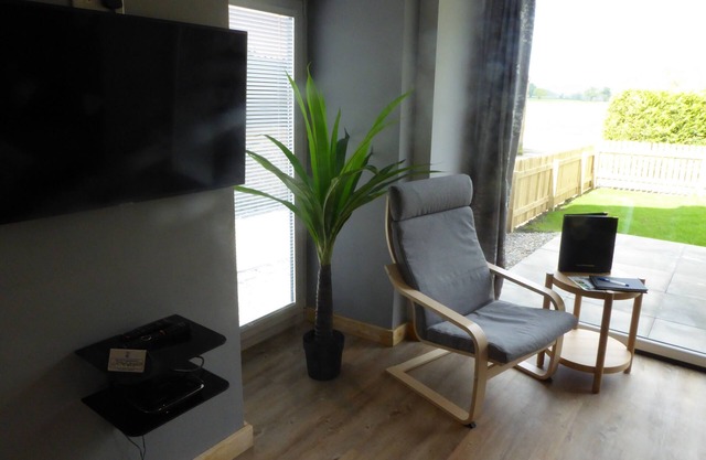 The Stables Lower Cottage 6 (Auchendennan) - sleeps 2 guests in 1 bedroom