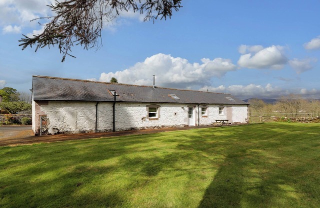 THE STABLES, pet friendly, character holiday cottage in Thornhill