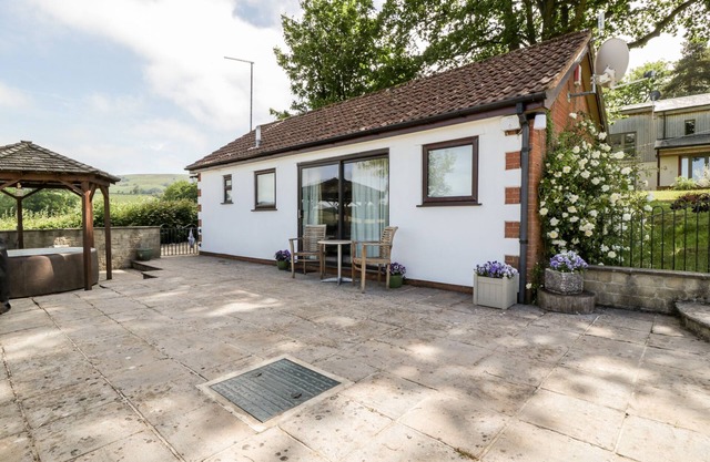 THE STABLES, pet friendly, with hot tub in Crowcombe