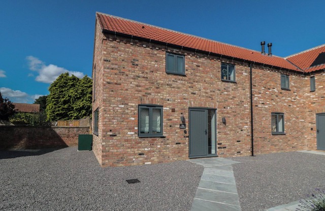 THE STABLES, pet friendly, luxury holiday cottage in Thirsk