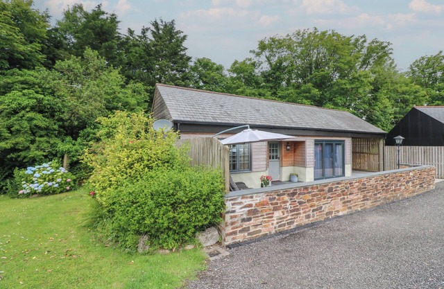 THE STABLES, romantic, with a garden in St Columb Major