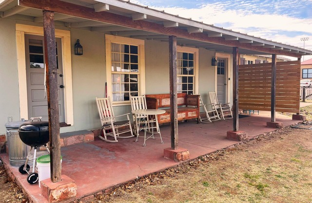 The Starlight at Casa Hermosa, Gaze At Sleeping Lion Mountain From Your Porch!