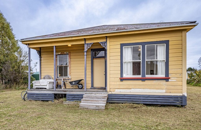 THE STATIONMASTERS COTTAGE - RANGATAUA HOLIDAY HOME in Rangataua