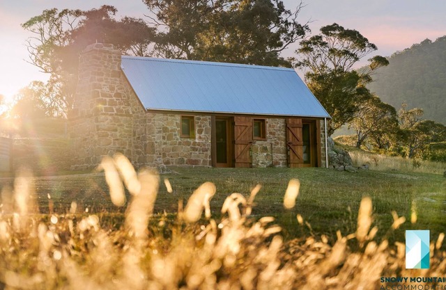 The Stone Cottage at Wollondibby - Heritage Listed l Renovated l Fire Place