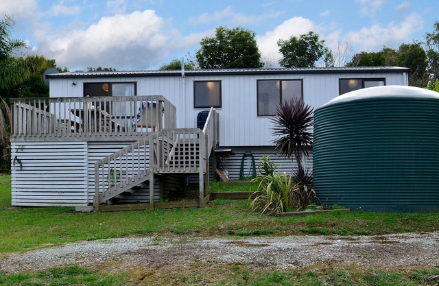 THE STOWAWAY - HIHI HOLIDAY HOME, pet friendly, with a garden in Hihi