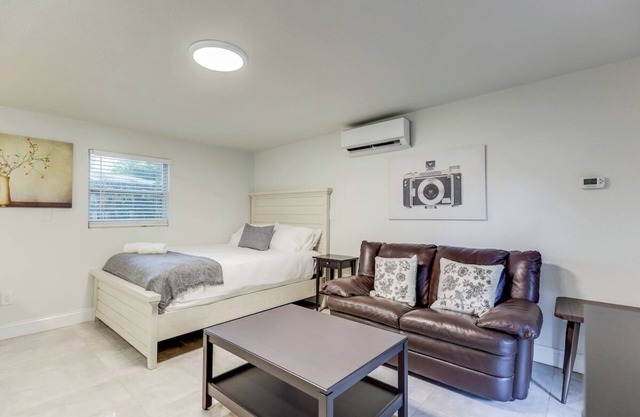 The Studio in The Oaks near the cruise & airport - By Avi