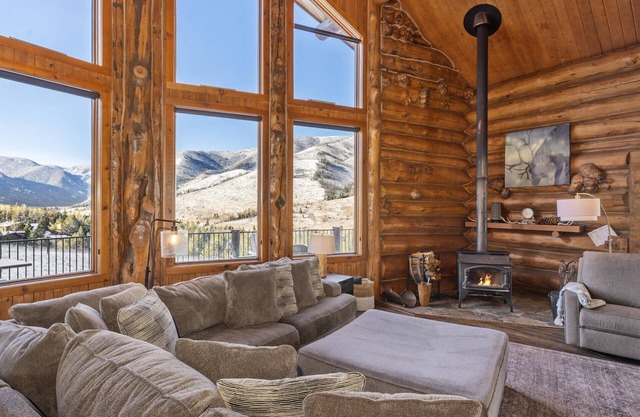 The stunning views, Last Best Place offers Wi-Fi, hot tub, and is dog friendly.
