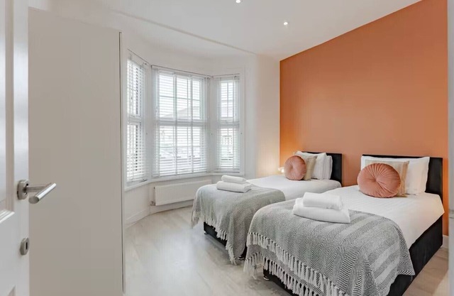 The Stylish Shamrock City Escape | Garden | 10 minutes from Westfield Stratford