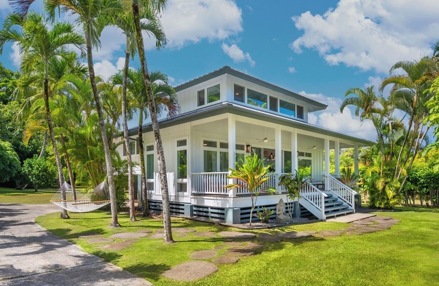 THE SUGAR HOUSE! Luxury Anini Beach Home, Steps to the Beach! TVR4219