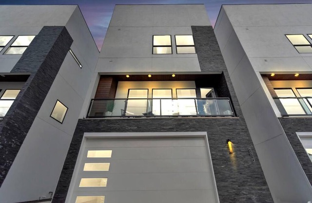 The Suite Spot! Downtown Skyline Views! Sleeps 12