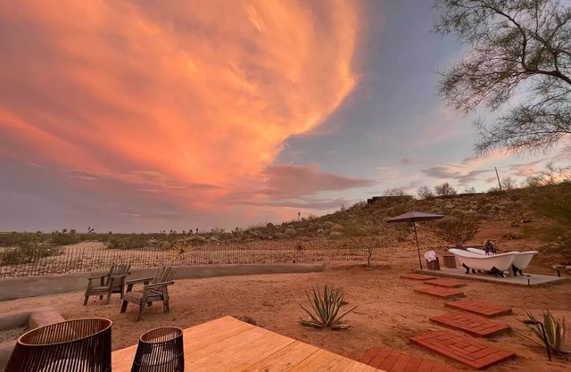 The Sundowner Retreat with Outdoor Clawfoot Tubs