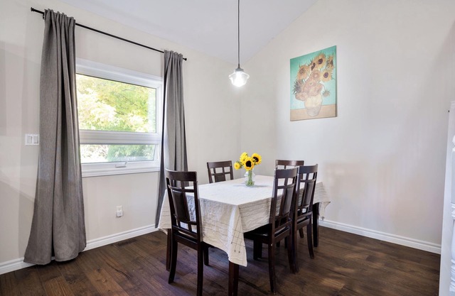 The Sunflower 4Bdrm Cottage | Walk to Lake Cameron & Downtown Fenelon Falls