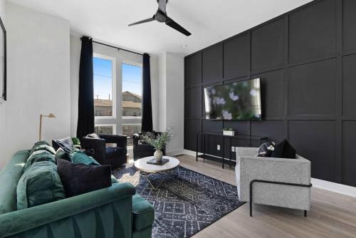 The Sunflower - Mins to Broadway And Rooftop Patio!