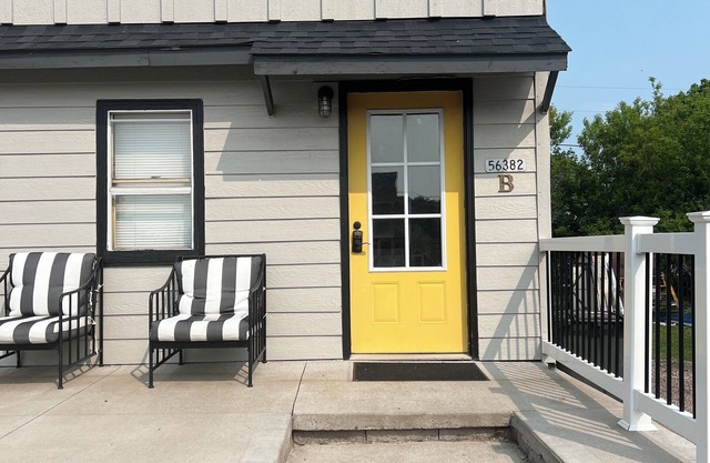 The Sunny Side! Convenient and Sleeps 6!
