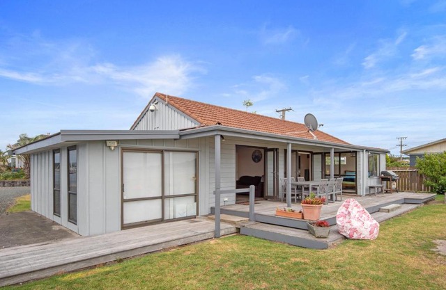 The Sunrise Bach - One Tree Point Holiday Home