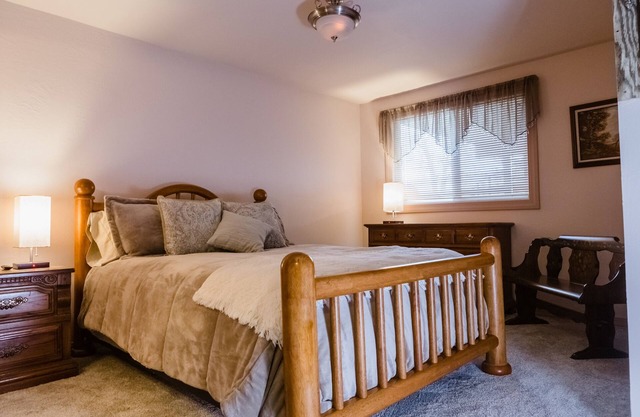 Mountain Lakeview Lodge- Suite B