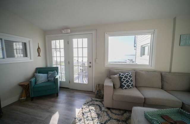 "The Sunset Sail" - Condo #1 - Oneida Lake House Internal name: Condo 1 - Sleeps 6