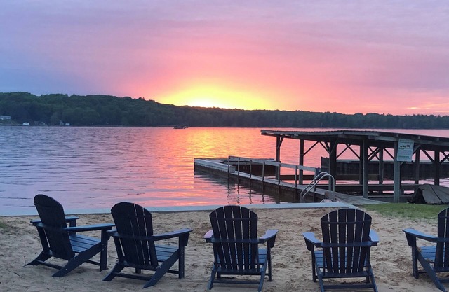 The Swallow Cottage-Charming 2-bedroom cottage on Hamlin Lake.