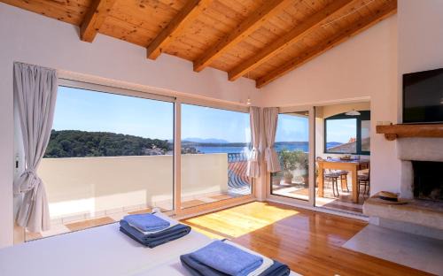 The Swallow's Nest - ZF Hvar