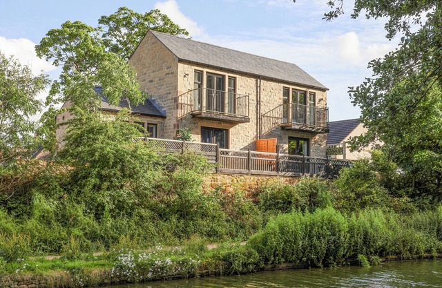 THE SWANS NEST LOCK VIEW, pet friendly, with hot tub in Gargrave