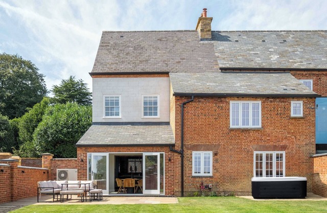 The Talbot – Exclusive Home with Hot Tub
