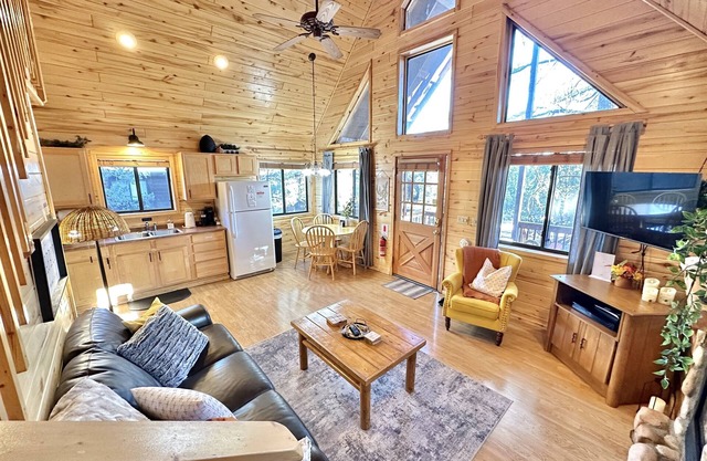 The Tamarack | Spa, Updated Décor, Pets allowed!